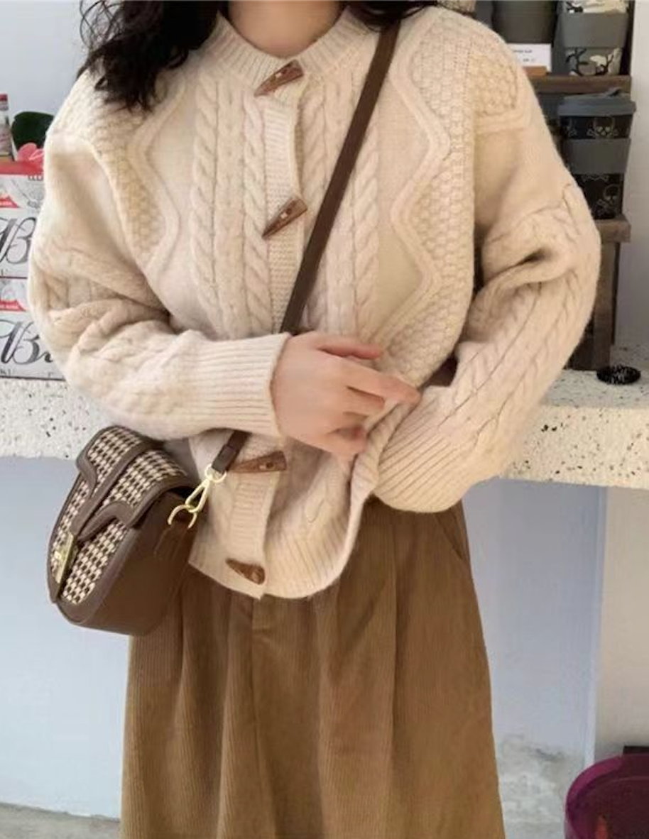 菱形牛角扣針織開衫女圓領寬松上衣秋冬新款學院風毛衣外套24012504