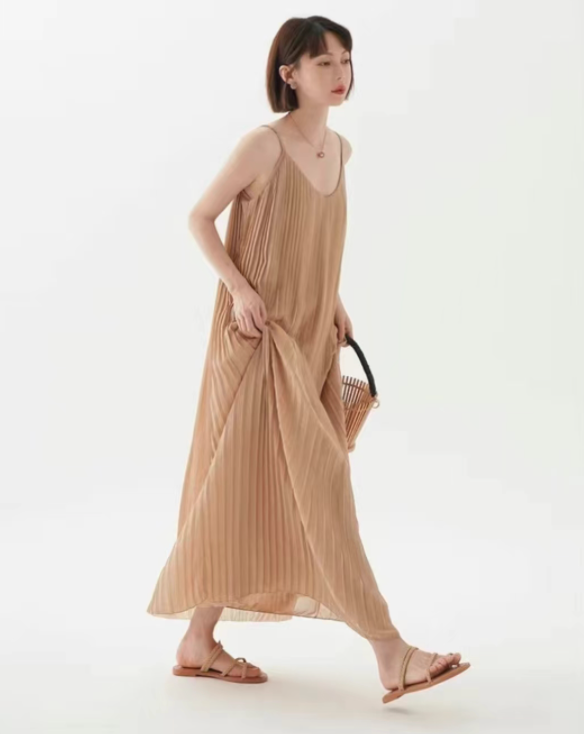 春夏新款設計感小眾寬松氣質V領百褶吊帶裙女長款卡其色連衣裙24042005
