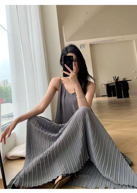 春夏新款設計感小眾寬松氣質V領百褶吊帶裙女長款卡其色連衣裙24042005