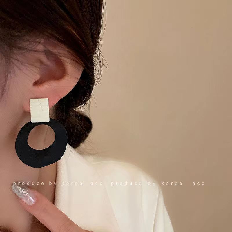 韓國氣質網紅黑白撞色圓圈耳環女新款S925銀針不對稱磨砂感耳飾潮24052607