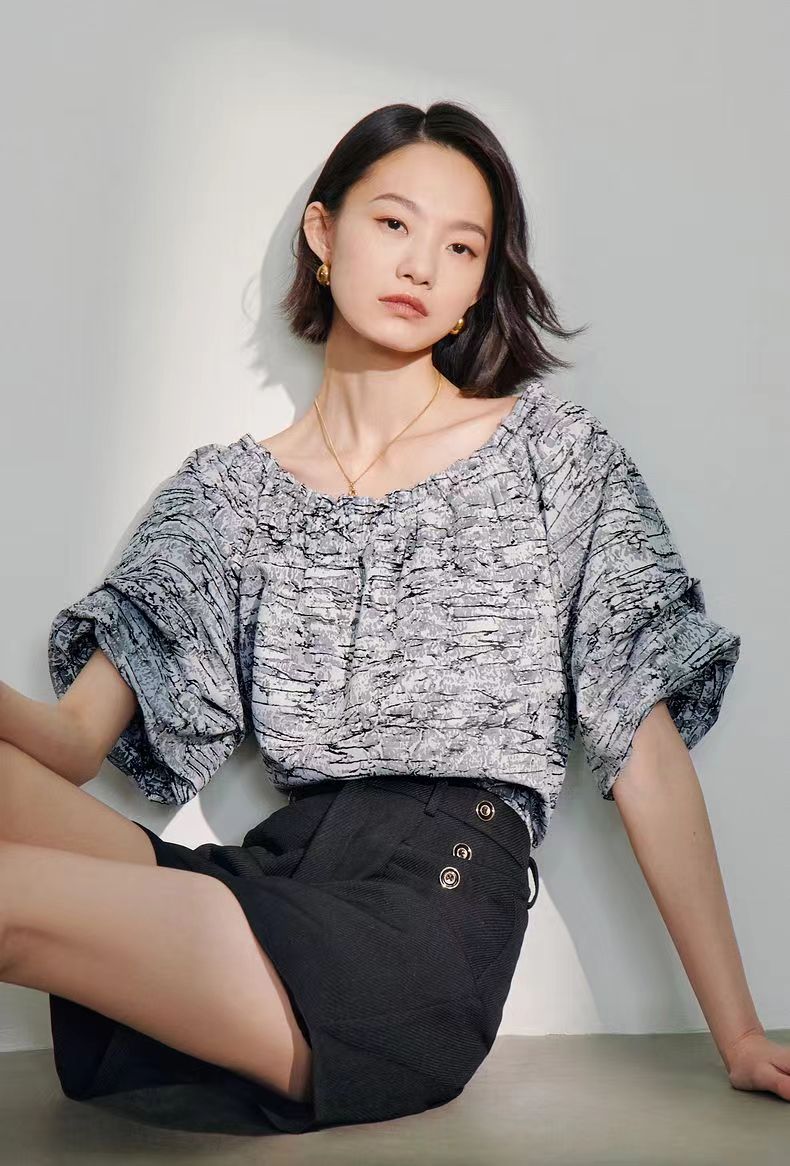 初語復古風提花小衫女春季新款一字領泡泡袖短款襯衫24062807