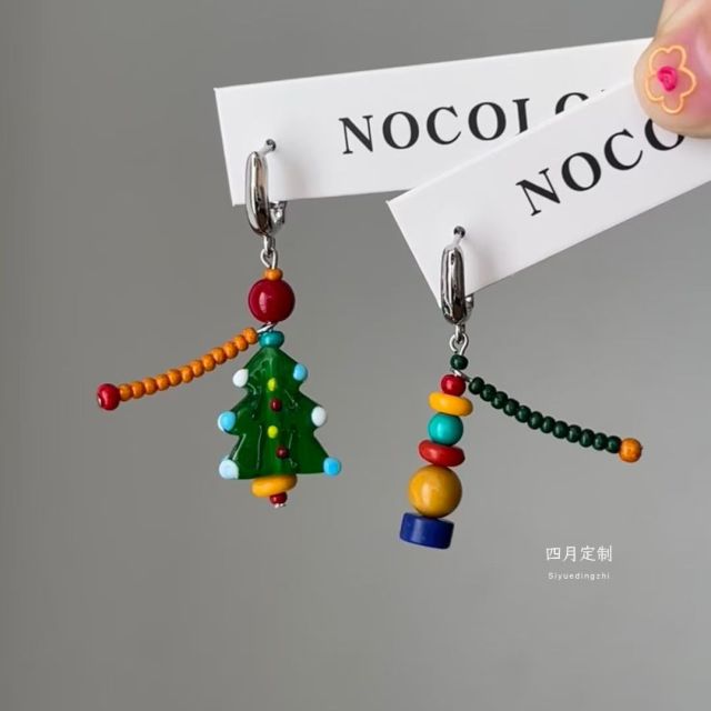 聖誕樹不對稱撞色耳扣新款小眾設計節日氛圍感氣質可愛耳環女24113004