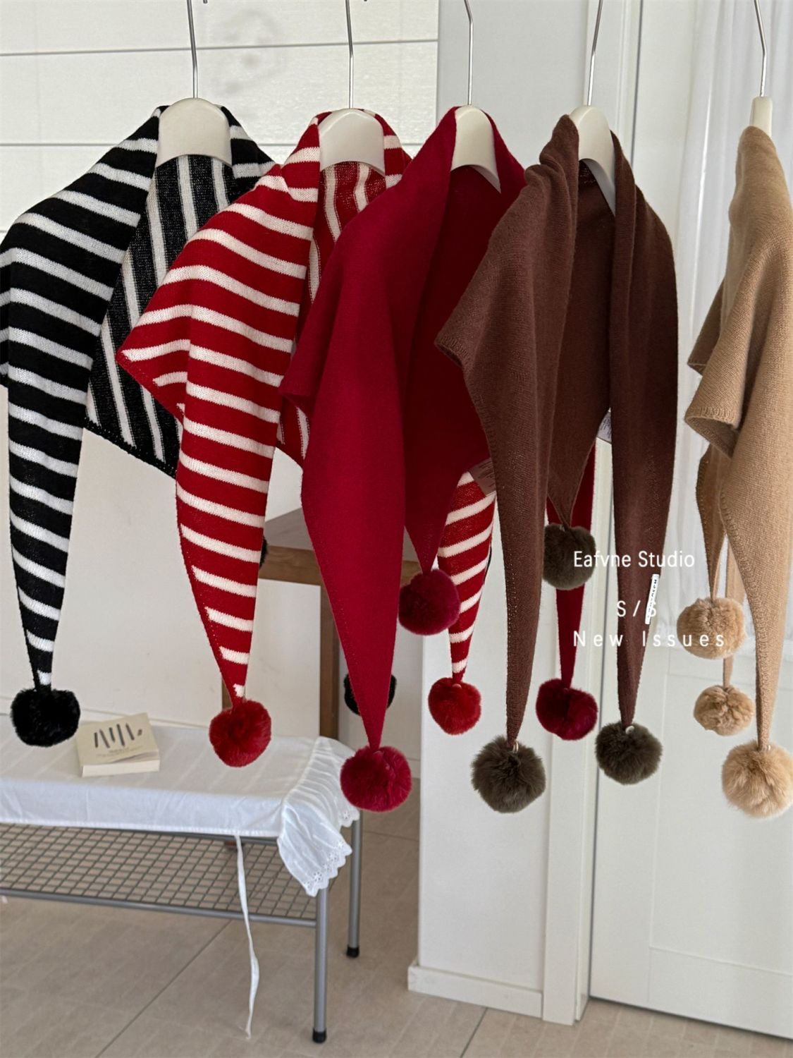 韓版博主同款圍巾100%羊毛三角披肩女秋冬季保暖毛線毛球外搭坎肩圍脖25102803