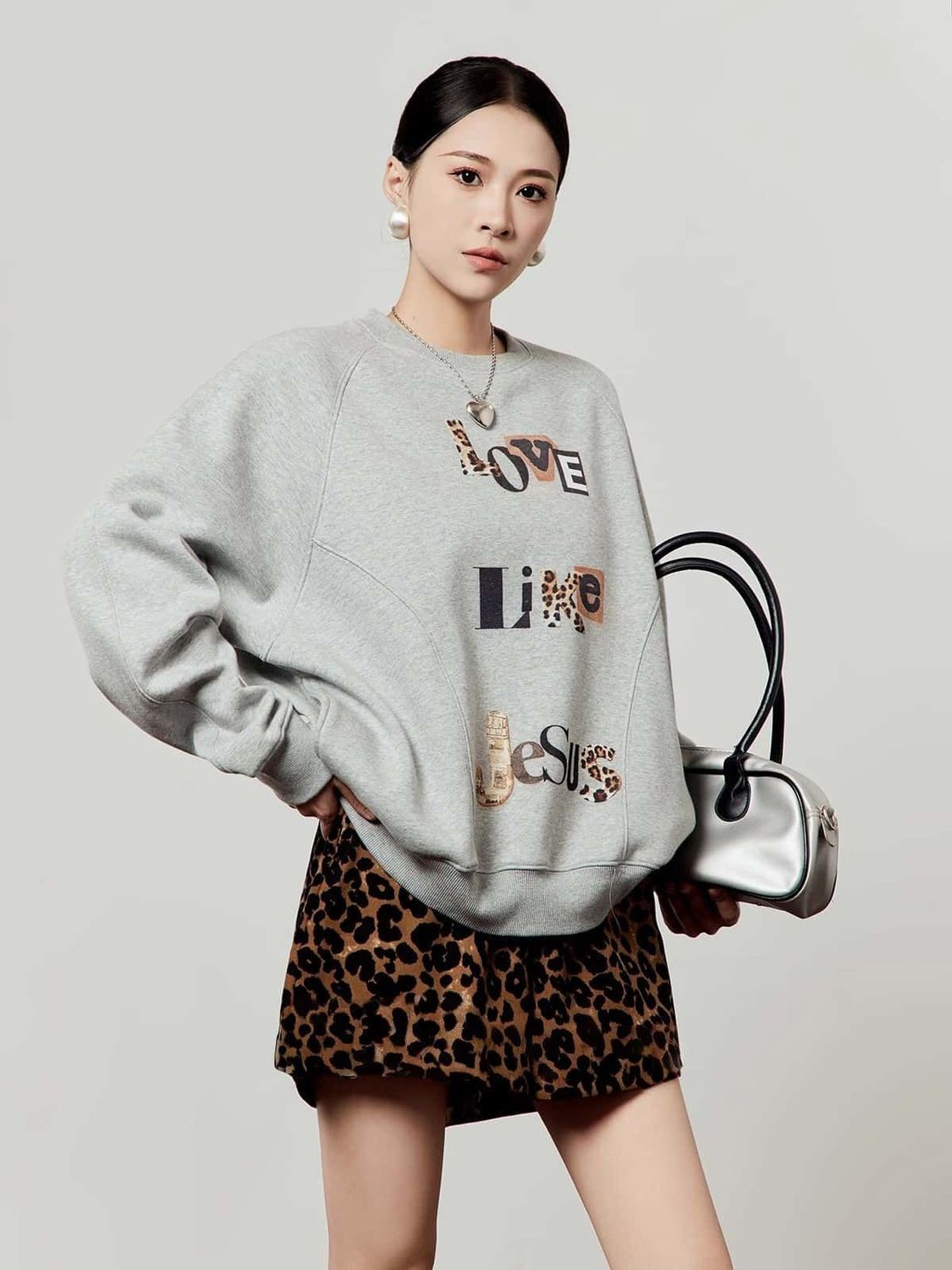 版衣瑪酷珠光豹影印花加絨衛衣女秋冬季新款寬松設計高級感上衣25110605