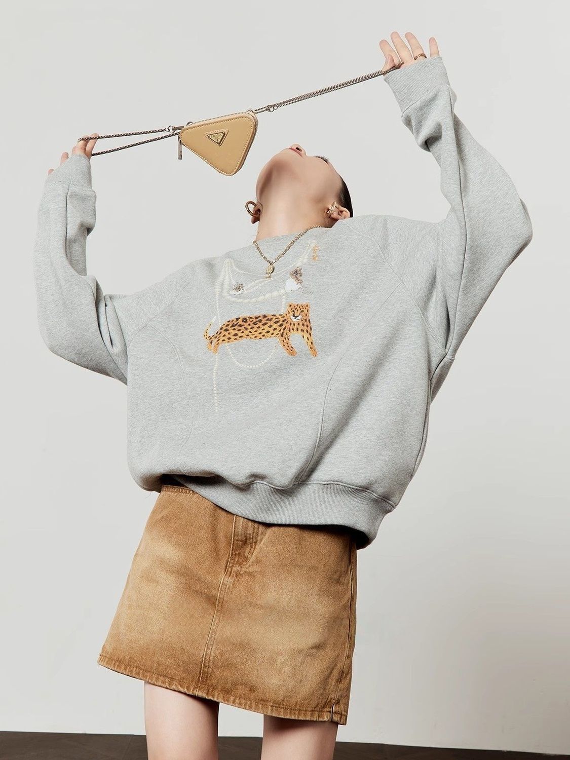 版衣瑪酷珠光豹影印花加絨衛衣女秋冬季新款寬松設計高級感上衣25110605