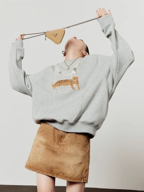 版衣瑪酷珠光豹影印花加絨衛衣女秋冬季新款寬松設計高級感上衣25110605