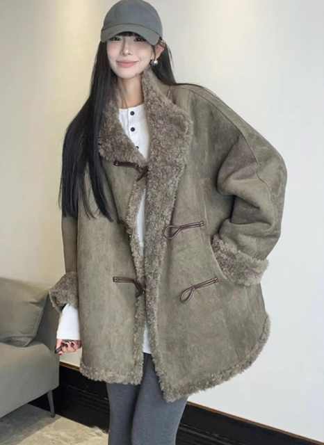 韓版巨好看的中長款雙面穿鹿皮絨仿羊羔毛皮毛一體牛角扣毛茸茸外套女25121604