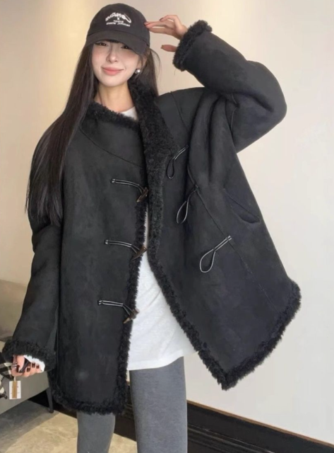 韓版巨好看的中長款雙面穿鹿皮絨仿羊羔毛皮毛一體牛角扣毛茸茸外套女25121604