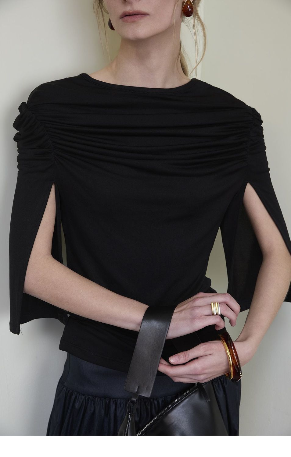 韓系時尚小眾黑色褶皺五分袖上衣女新款修身顯瘦設計感褶皺小衫26042602