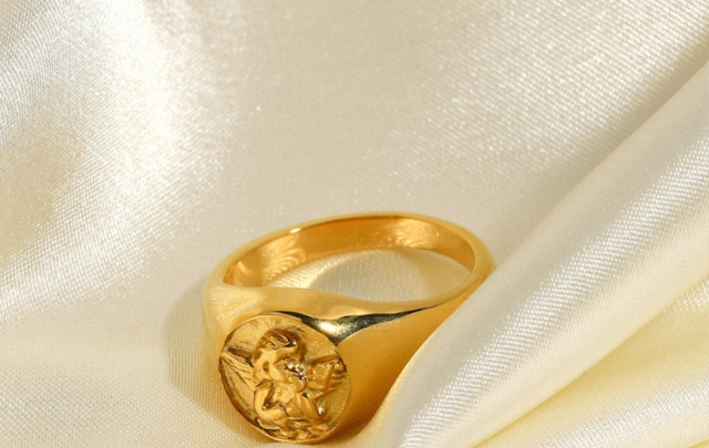 18K GOLD SIGNET RING CUPID