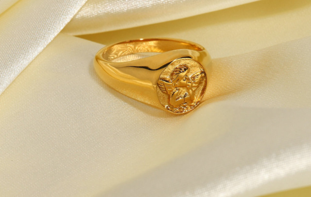 18K GOLD SIGNET RING CUPID