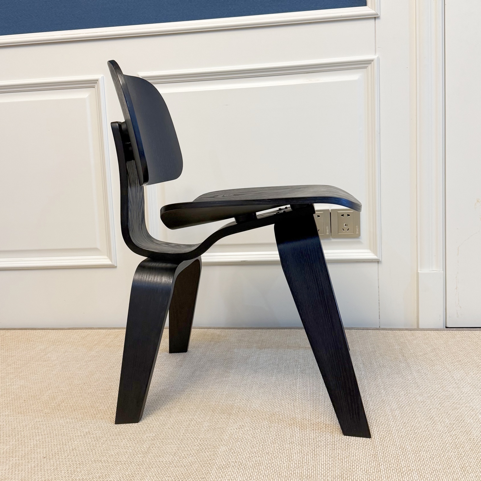 Replica Eames Plywood Chair – Perfect for Dining Rooms, Offices & Cafes, Black Finish