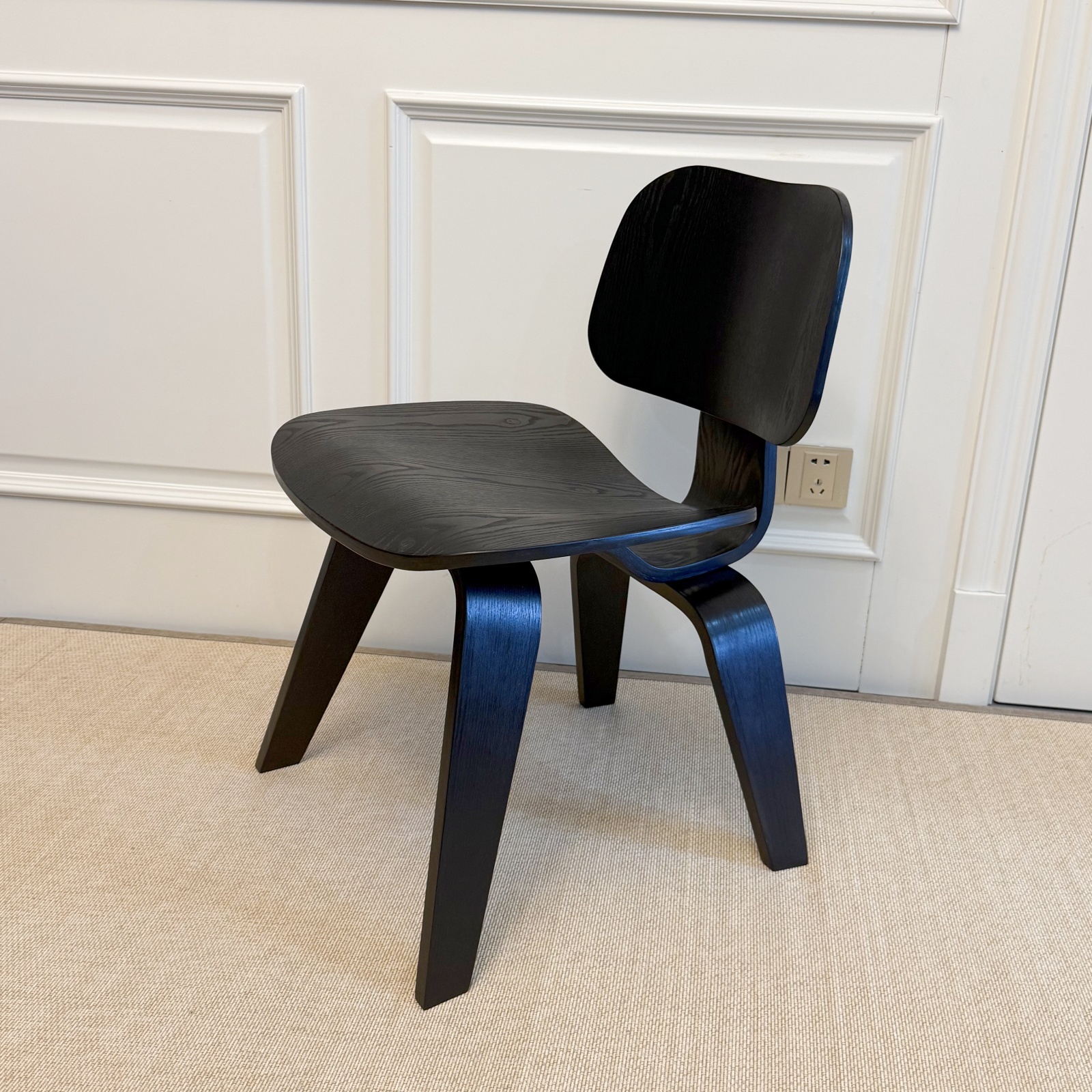 Replica Eames Plywood Chair – Perfect for Dining Rooms, Offices & Cafes, Black Finish