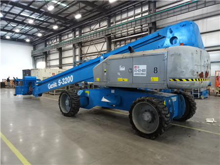 Genie S-3200 boom lift