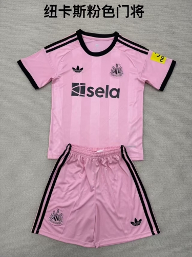 2025/26 Newcastle United Goalkeeper Pink Soccer Uniform-208