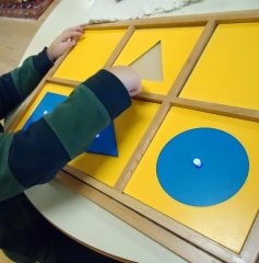 Bandeja de apresentação de gabinete geométrico de material de madeira premium Montessori Brinquedo infantil para escola de jogos