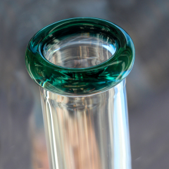 Klassische Bong aus einfachem Glas mit grünem Kopf
