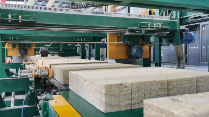 How does the cutting system in a rock wool production line work?