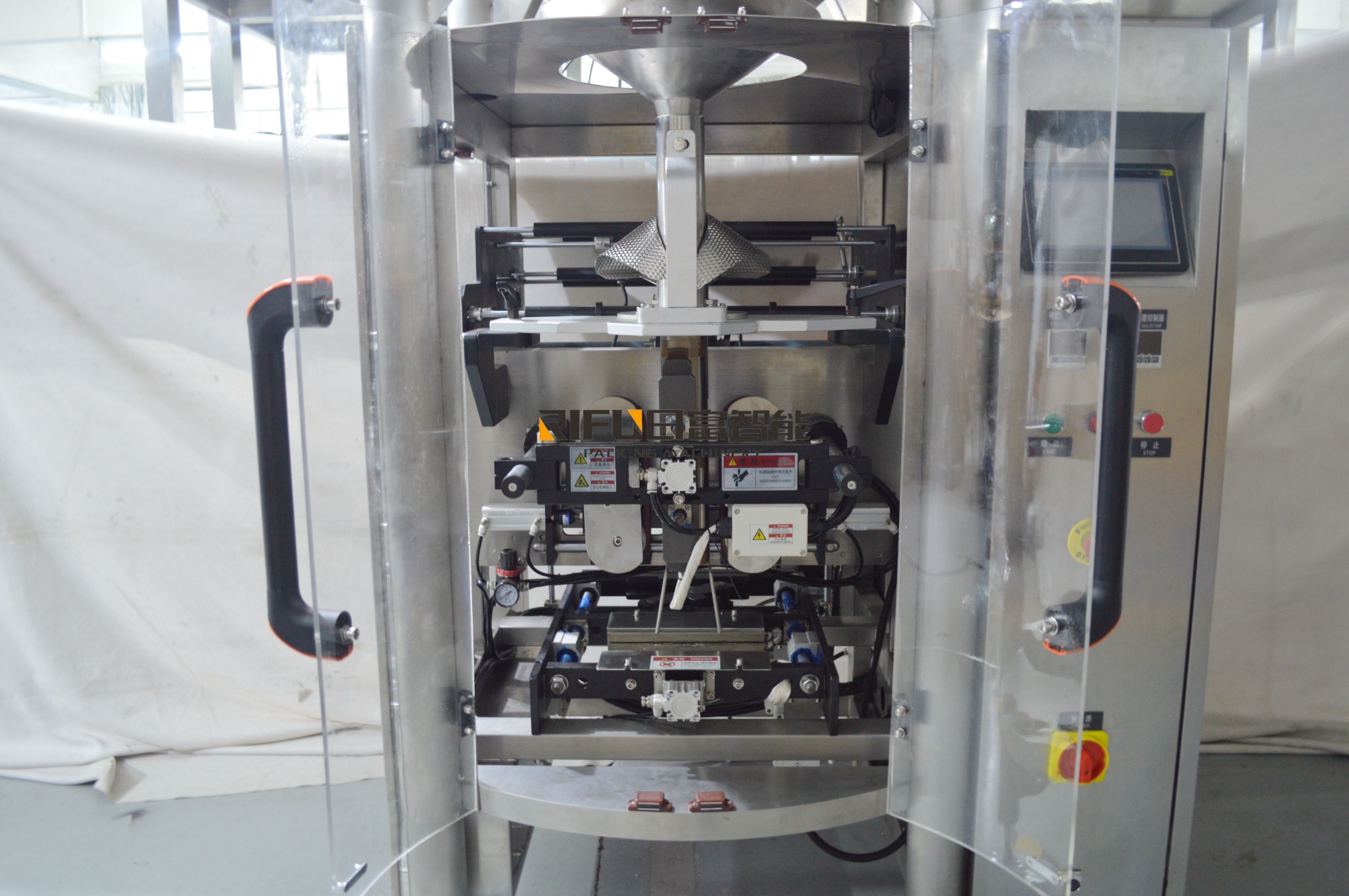 Automatic packing machine with exhaust function