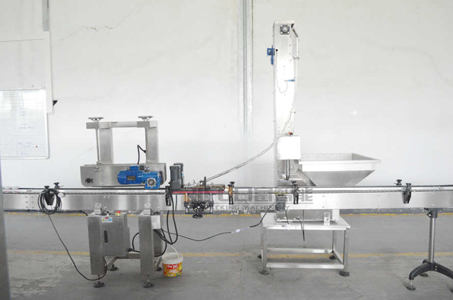 Automatic press capping machine for edible oil bottle