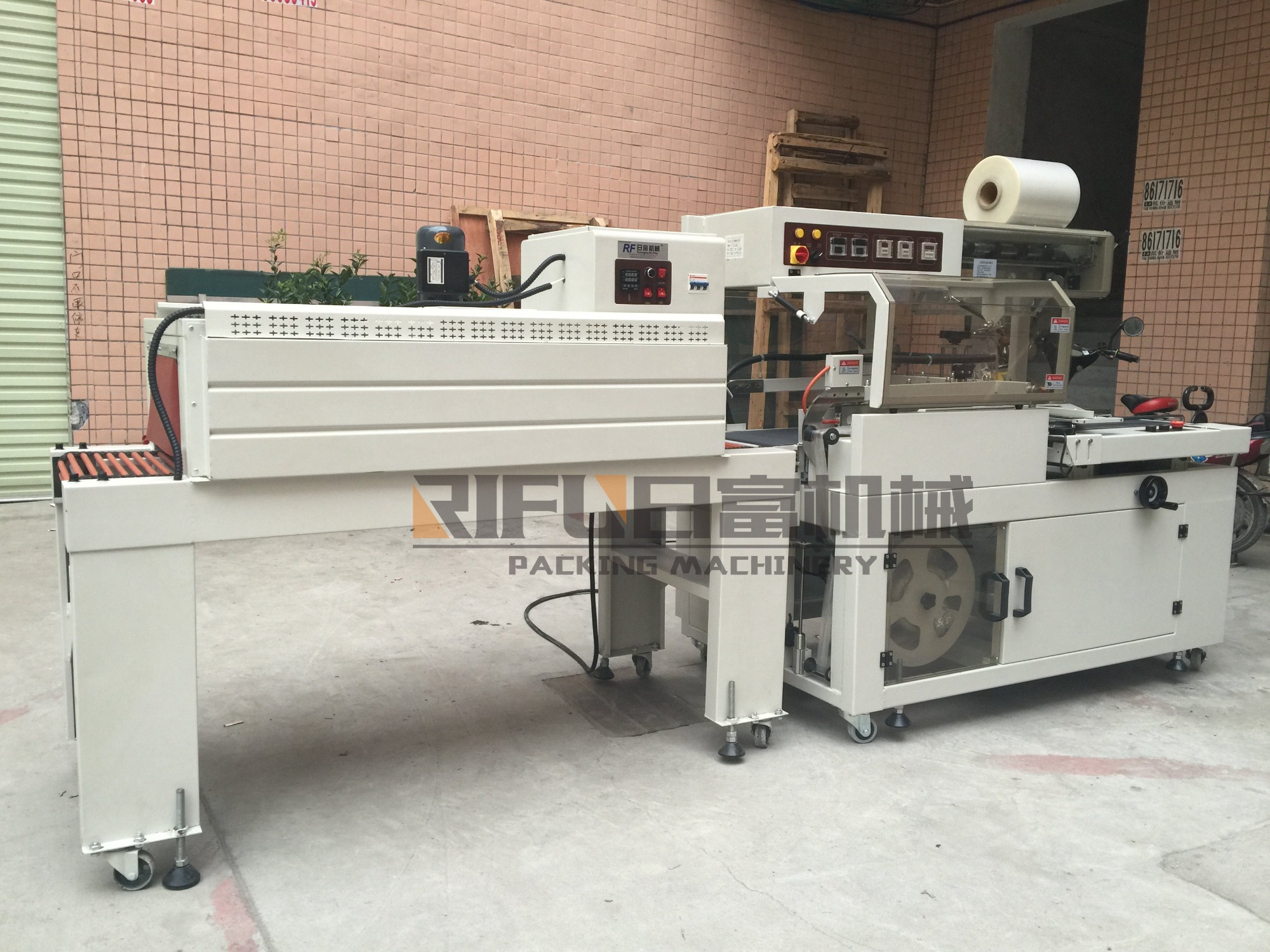 Turkey customer bought heat shrinking wrapping machine for cosmetic box
