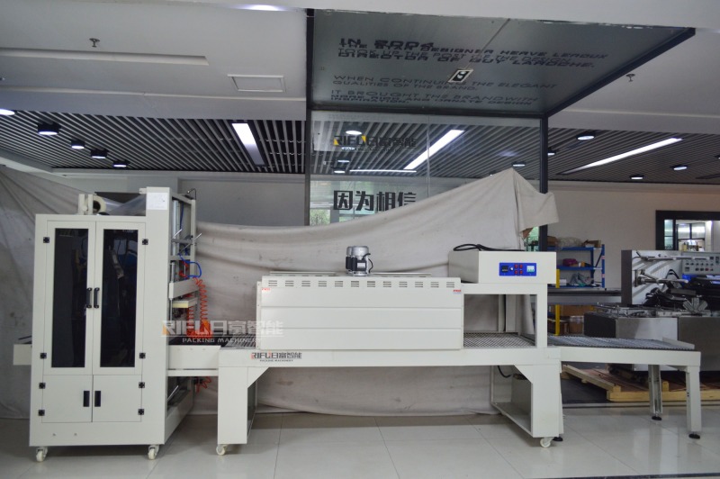 Automatic film sealing cutting wrapping machine