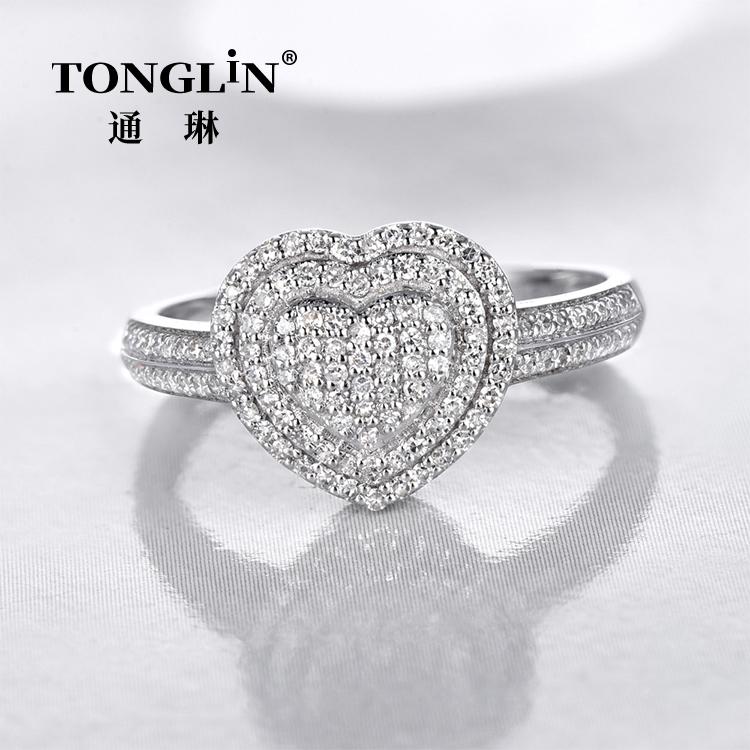 Изысканное кольцо с бриллиантом из белого золота 18 карат в форме сердца