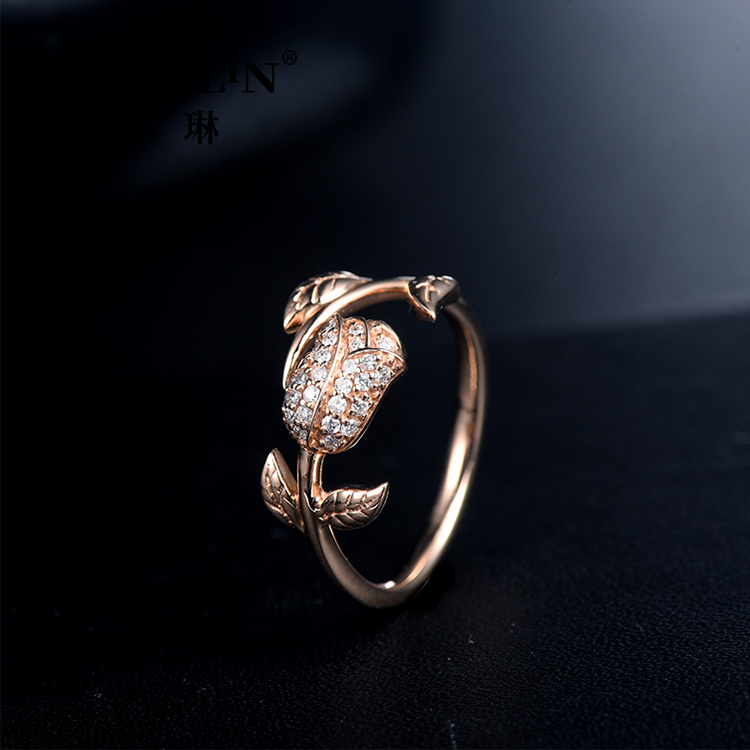 Elegante anillo en forma de flor de oro rosa con diamantes
