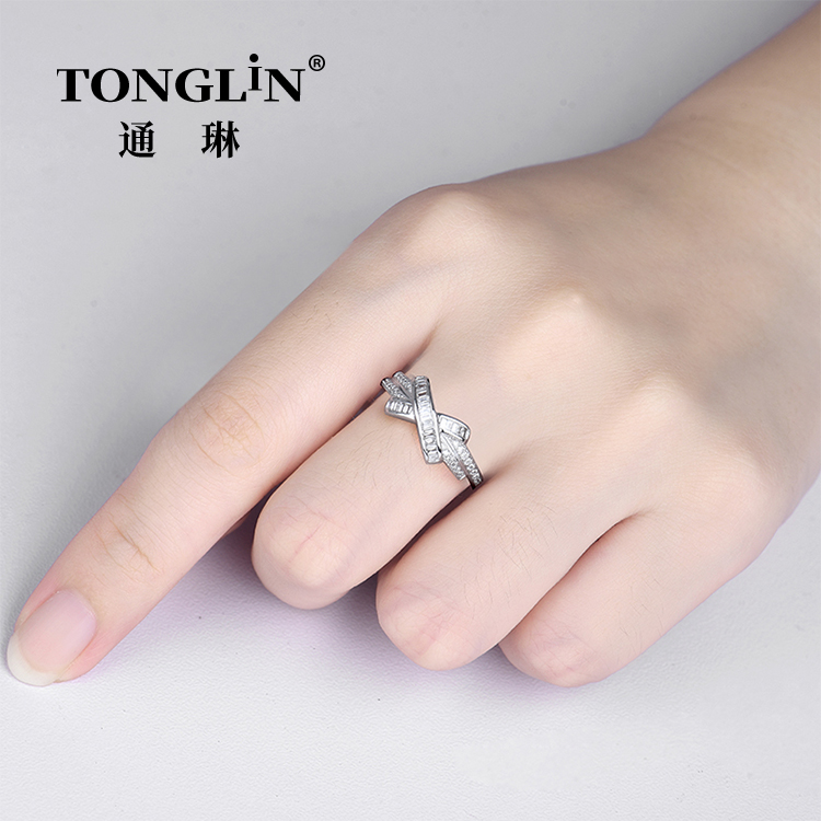 Fashion Criss Cross 14K White Gold Diamond Ring For Women