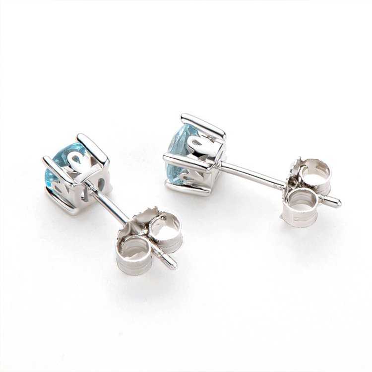 Orecchini in argento sterling con topazio blu tondo da 0,6 carati