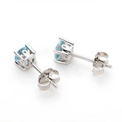 Boucles d'oreilles en argent sterling avec topaze bleue ronde de 0,6 carat