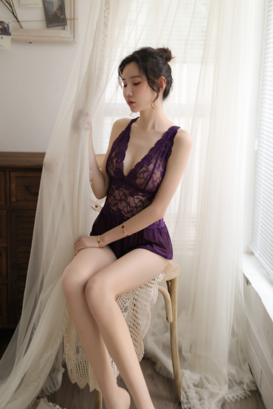 European and American sexy lingerie V-type lace luxurious sexy lady gown pajamas