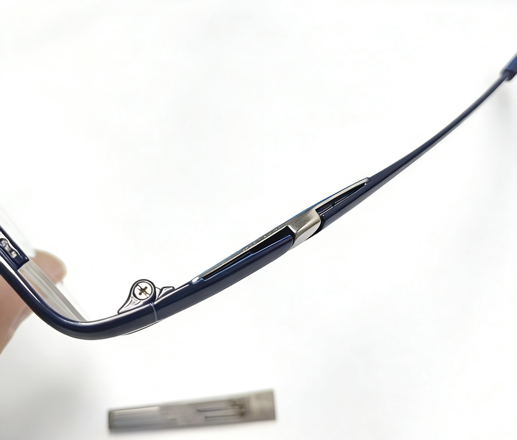 How We Achieve Flexibility in Titanium Eyewear Temples