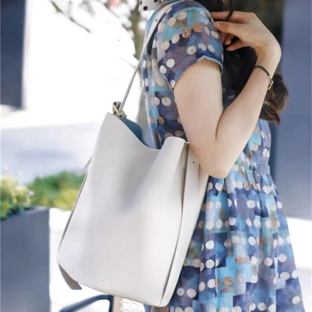 Large capacity bucket bag 2023 spring and summer new fashion simple commute all shoulder armpit crossbody bag women