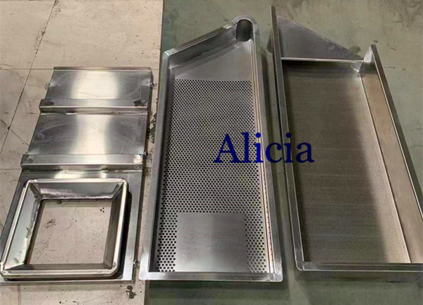 Linear vibrating sieve for classifying plastic pellets