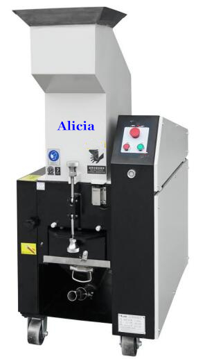 Plastic casting crushers with return to the injection molding hopper