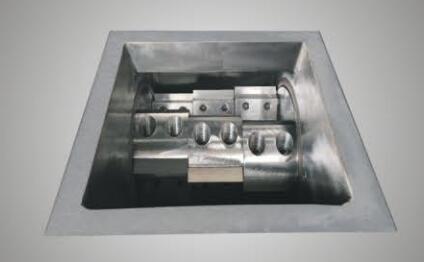 Plastic casting crushers with return to the injection molding hopper