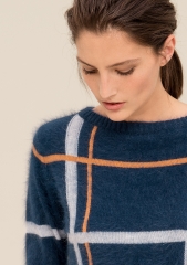 女式针织衫常规版型采用方形图案的混合羊毛面料制成