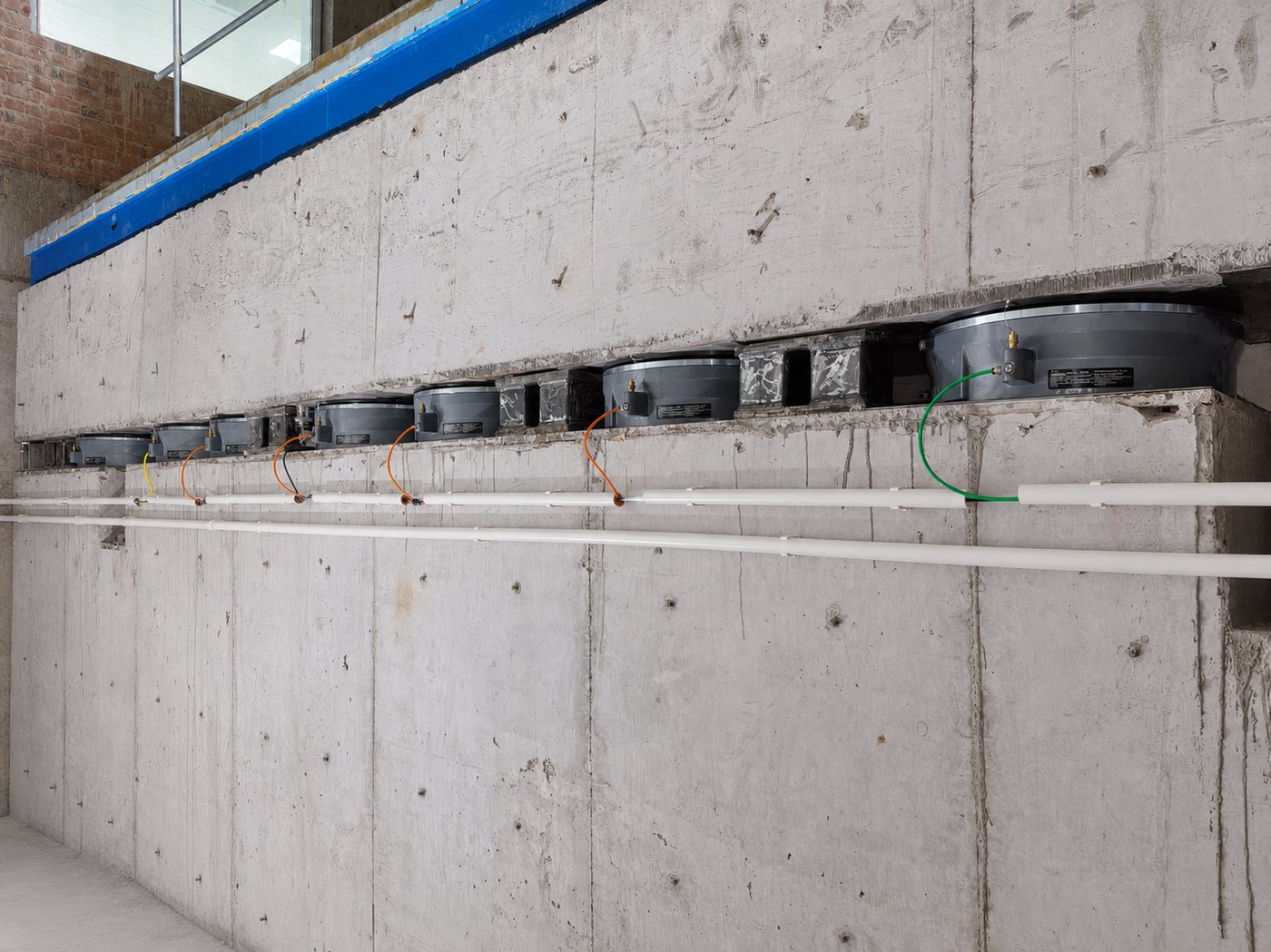 280 t Large-Engine Test Bench Air Isolation System | 32 APS530 Isolators and XSC-100E Digital Leveling Control