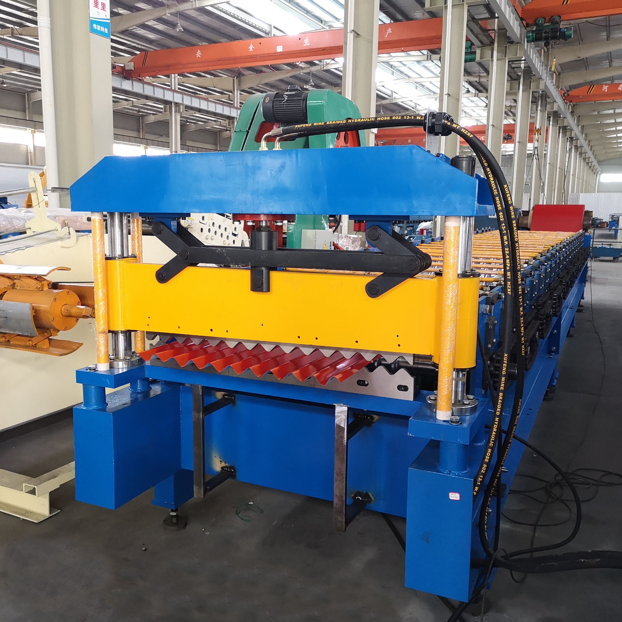 Roof sheet making machine, cold roll forming machine, metal roll