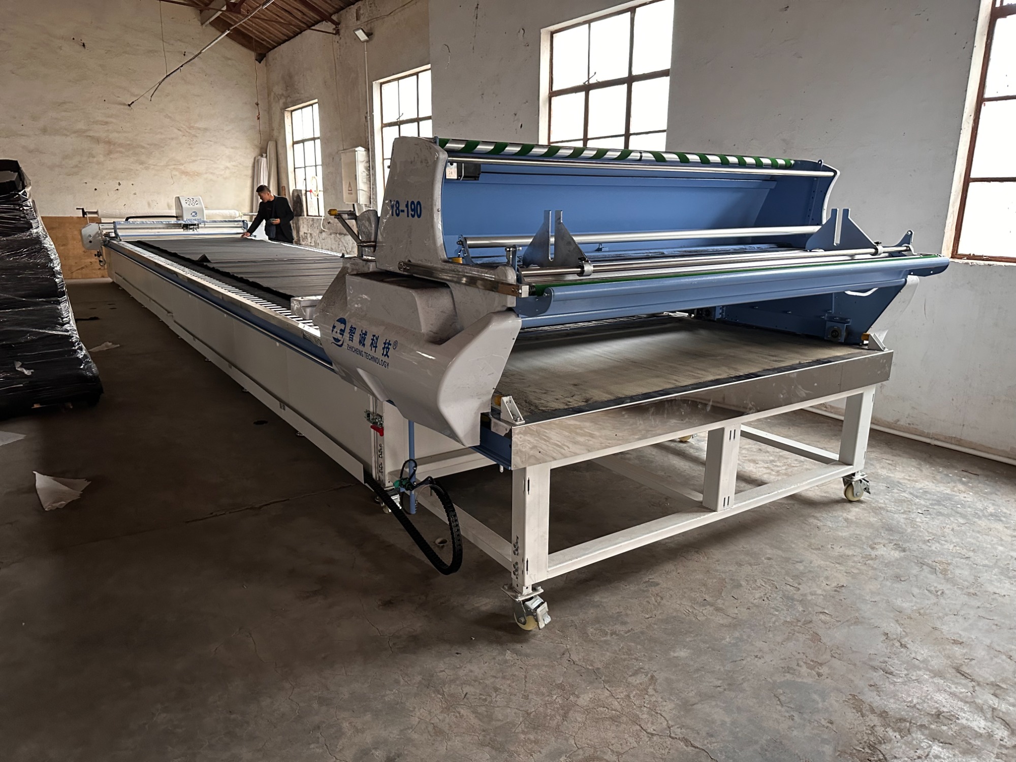 Integrated Automatic spreading and cutting machine