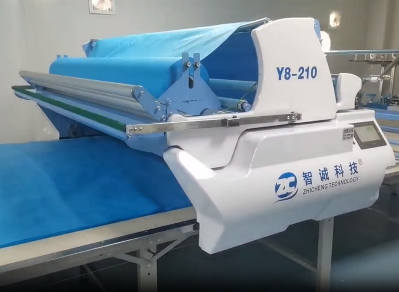 Automatic spreading machine for woven