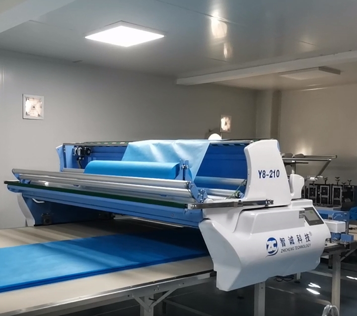 Automatic spreading machine for woven