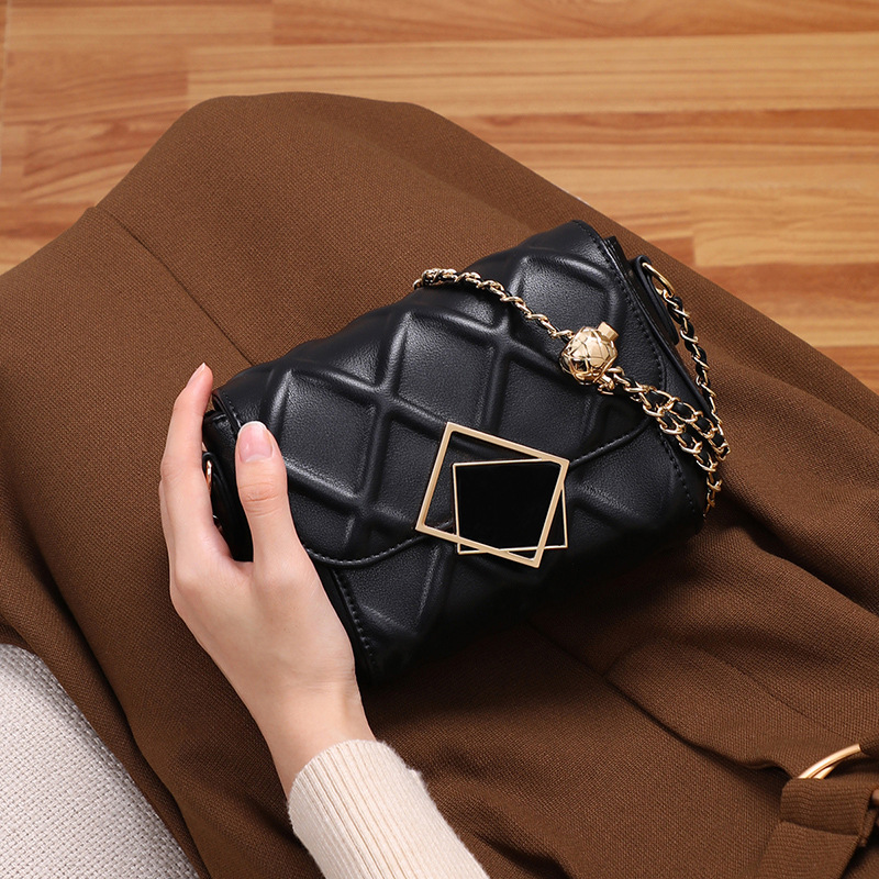 Fashion chain crossbody bag