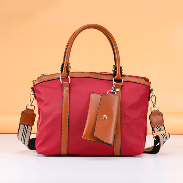 Fashionable and versatile handbag
