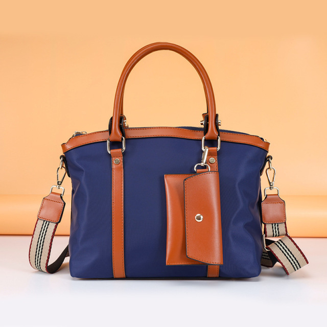 Fashionable and versatile handbag
