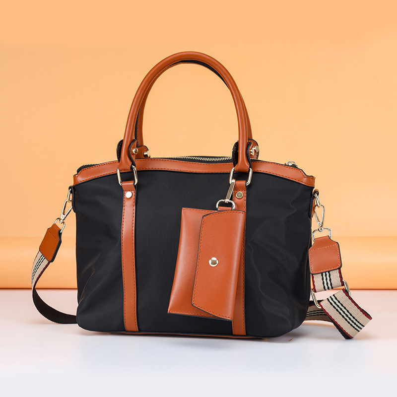 Fashionable and versatile handbag