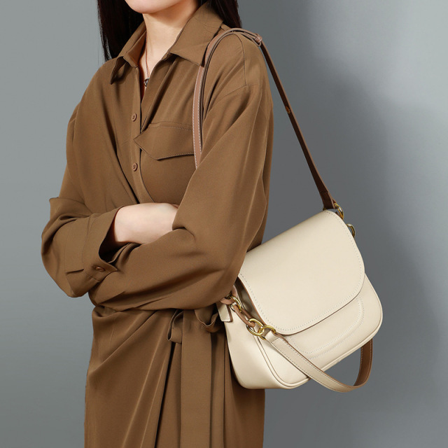 Fashionable and versatile saddle bag