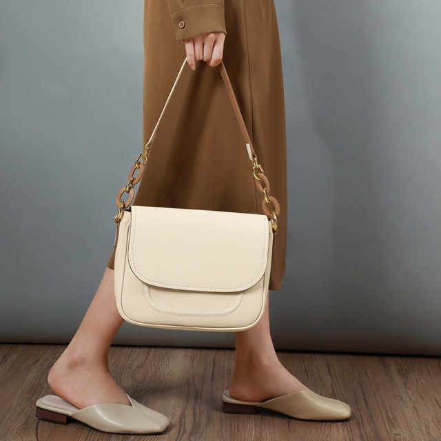 Fashionable and versatile saddle bag