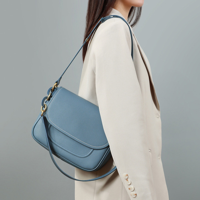 Fashionable and versatile saddle bag